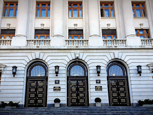 Cum să citim printre rânduri mesajele BNR de politică monetară. Ce ne aşteaptă? Economia se mai redresează în S2/2026, dar ceva mai modest decât s-a anticipat, în timp ce deficitele sunt încă mari, iar inflaţia creşte până la final de 2026. Riscurile priv