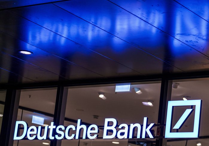 Un trimestru fantastic pentru marile bănci europene, care raportează profituri de miliarde de euro. HSBC (8,6 mld. euro), BNP Paribas (3,5 mld. euro), UBS (2,4 mld. euro) şi Deutsche Bank (1,9 mld. euro) depăşesc aşteptările analiştilor, în ciuda turbulen