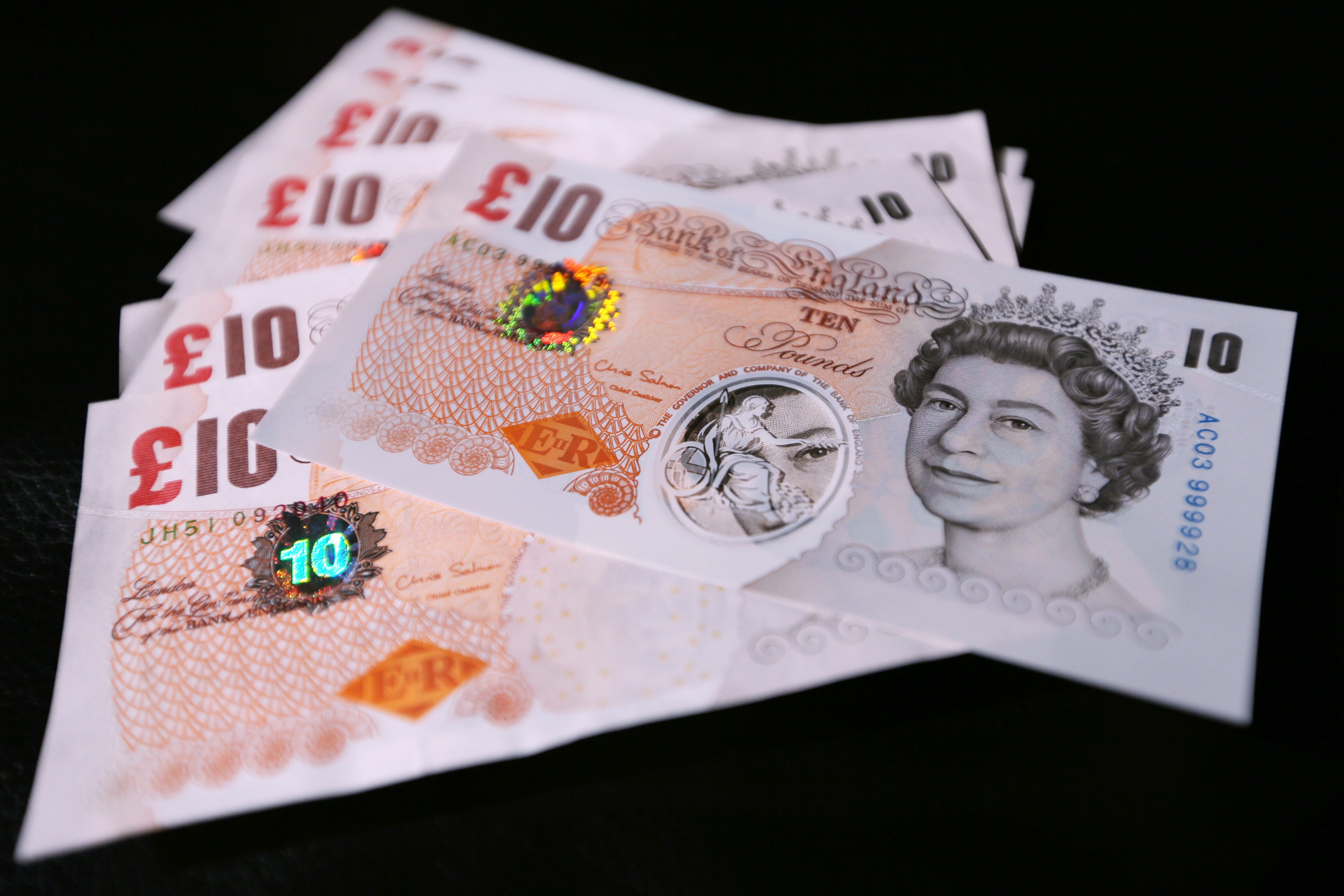 Lira sterlină a scăzut faţă de dolar la cel mai redus nivel din ultimele 14 luni