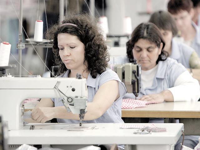 Producătorii de confecţii şi-au redus profiturile cu o...