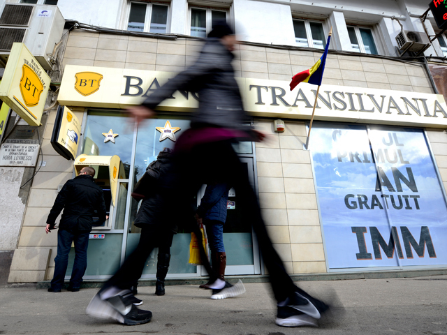 Banca Transilvania îşi răsplăteşte angajaţii cu acţiuni de 251.000 lei