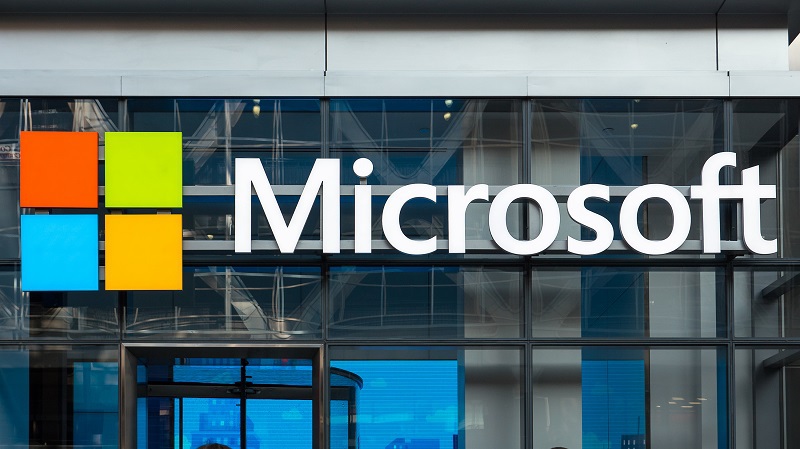 Microsoft depăşeşte Alphabet în funcţie de valoarea de piaţă şi ajunge pe locul trei în cursa spre 1.000 de miliarde de dolari
