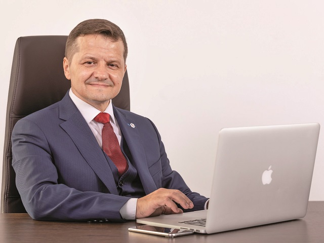 Surpriză de proporţii: Ştefan Vuza, antreprenorul-campion al Bursei, care a ajuns cu Chimcomplex la o evaluare de 5,5 mld. lei, vrea să cumpere Petromidia, cea mai mare rafinărie din România. El a intrat deja în discuţii cu celebra bancă Rotschild pentru atragerea de finanţare. Update: Ce zice Rompetrol
