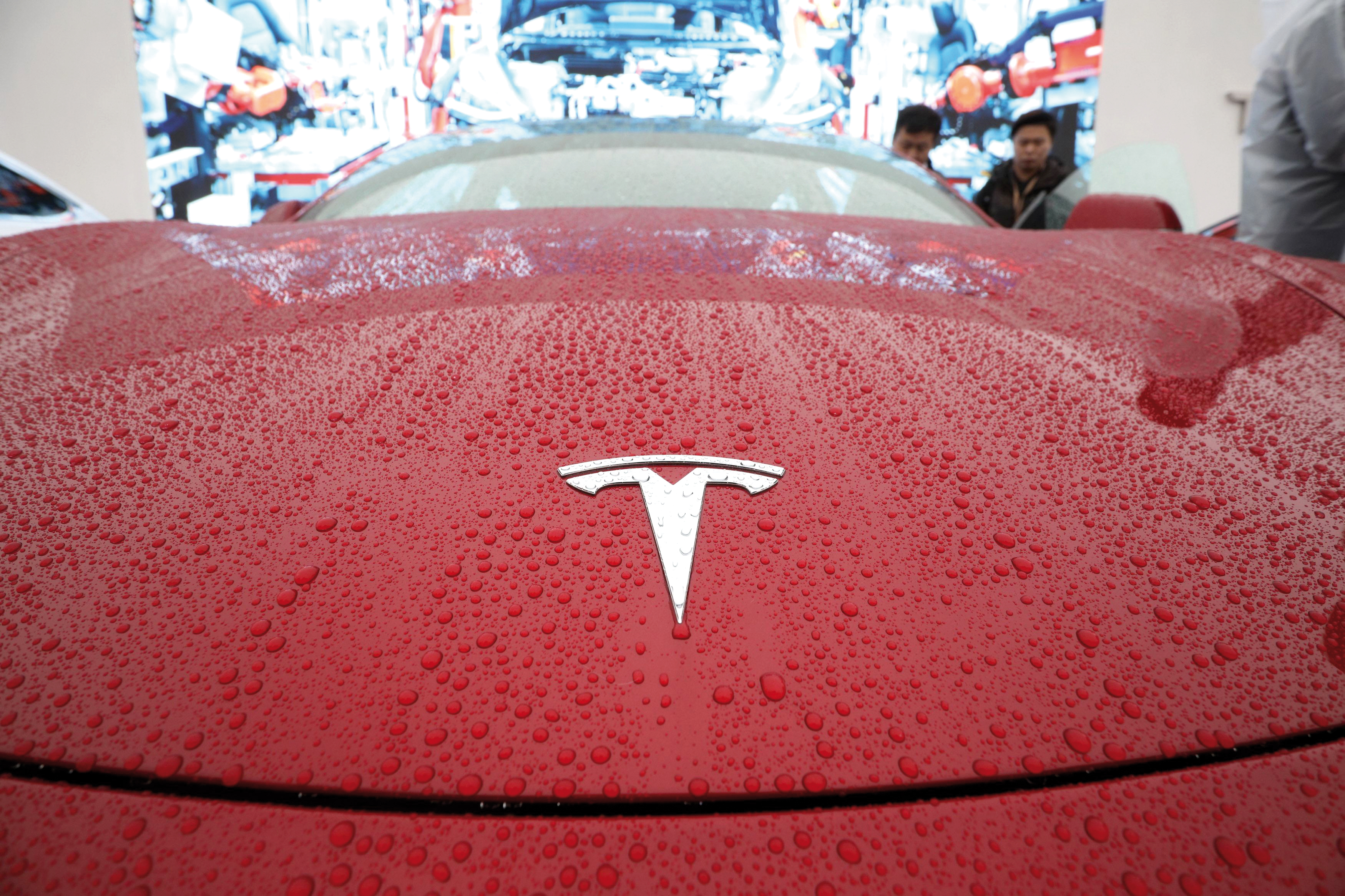 Business internaţional. Acţiunile Tesla cresc cu peste 8% luni la New York după ce producătorul a raportat livrări de aproape 1 milion de maşini în 2021, plus 87% faţă de 2020. Anul trecut acţiunile TSLA au avut un plus de 50%