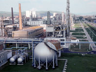 Chimcomplex, cel mai mare combinat de produse chimice din România, cu platforme industriale la Oneşti şi Râmnicu-Vâlcea, va majora în iunie salariile angajaţilor, venitul mediu brut lunar, cu  tichetele de masă incluse, urmând să crească la 7.150 lei 