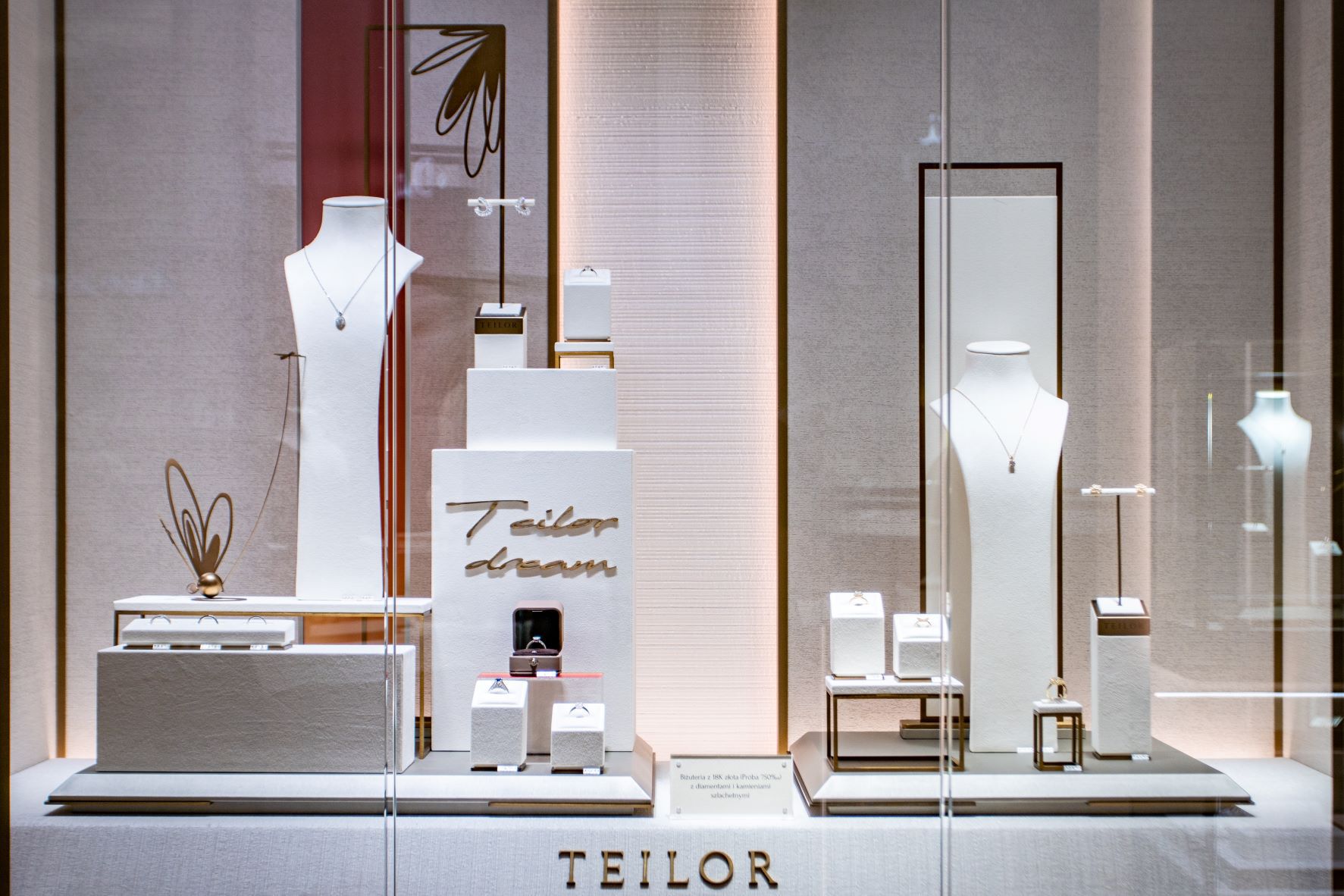 Lanţul de bijuterii TEILOR deschide al 5-lea magazin în Polonia, principala piaţă externă pentru companie, şi ajunge la 63 de unităţi în regiunea Europa Centrală şi de Est. De la începutul anului, TEILOR a deschis şapte magazine, dintre care trei în România