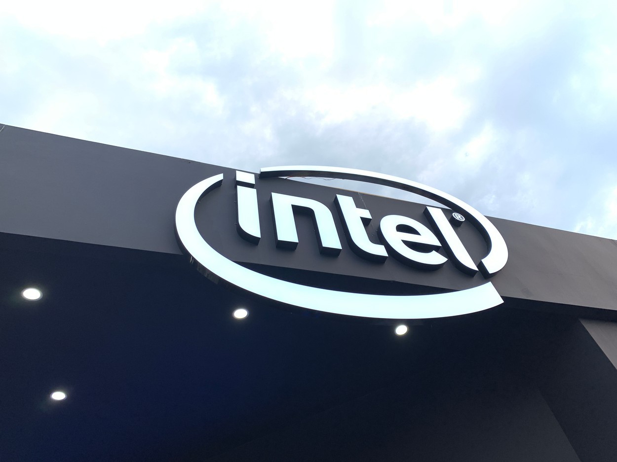 Acţiunile Intel scad cu 6% după ce compania anunţă rezultate sub aşteptări