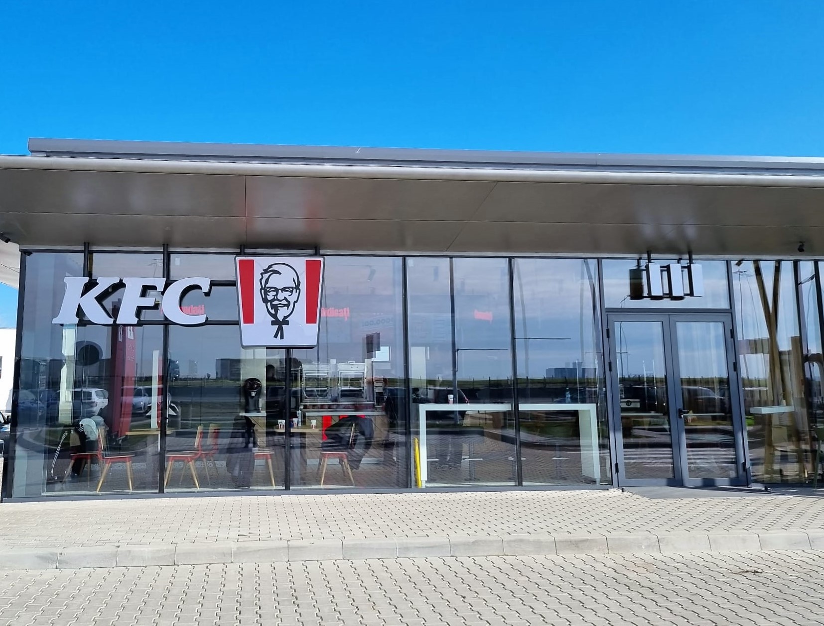 Aripioarele de la KFC ajung aproape de benzinăriile Rompetrol: Lanţul de fast-food testează un nou concept şi deschide trei restaurante în perimetrul unor benzinării situate pe Autostrada A1 