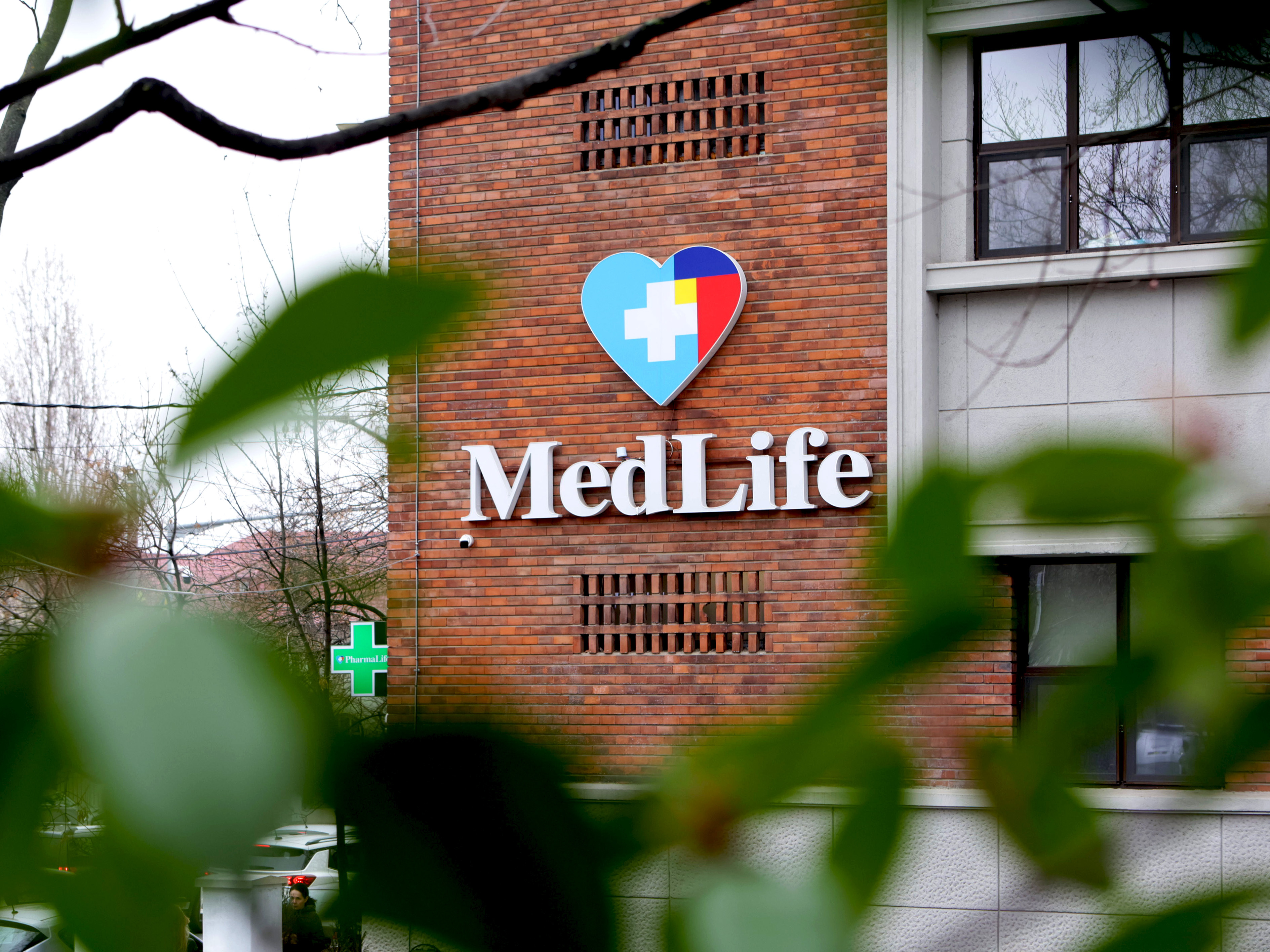 MedLife semnează încă o tranzacţie: Operatorul de servicii medicale private intră în acţionariatul reţelei de genetică medicală umană Personal Genetics, cu 18 centre la nivel naţional