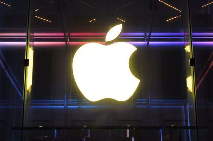 Apple a raportat rezultate peste aşteptările pieţei în primul trimestru fiscal, după ce veniturile din iPhone au atins un maxim istoric. Gigantul tech avertizează că tensiunile din piaţa cipurilor de memorie ar putea eroda marjele în perioada următoare