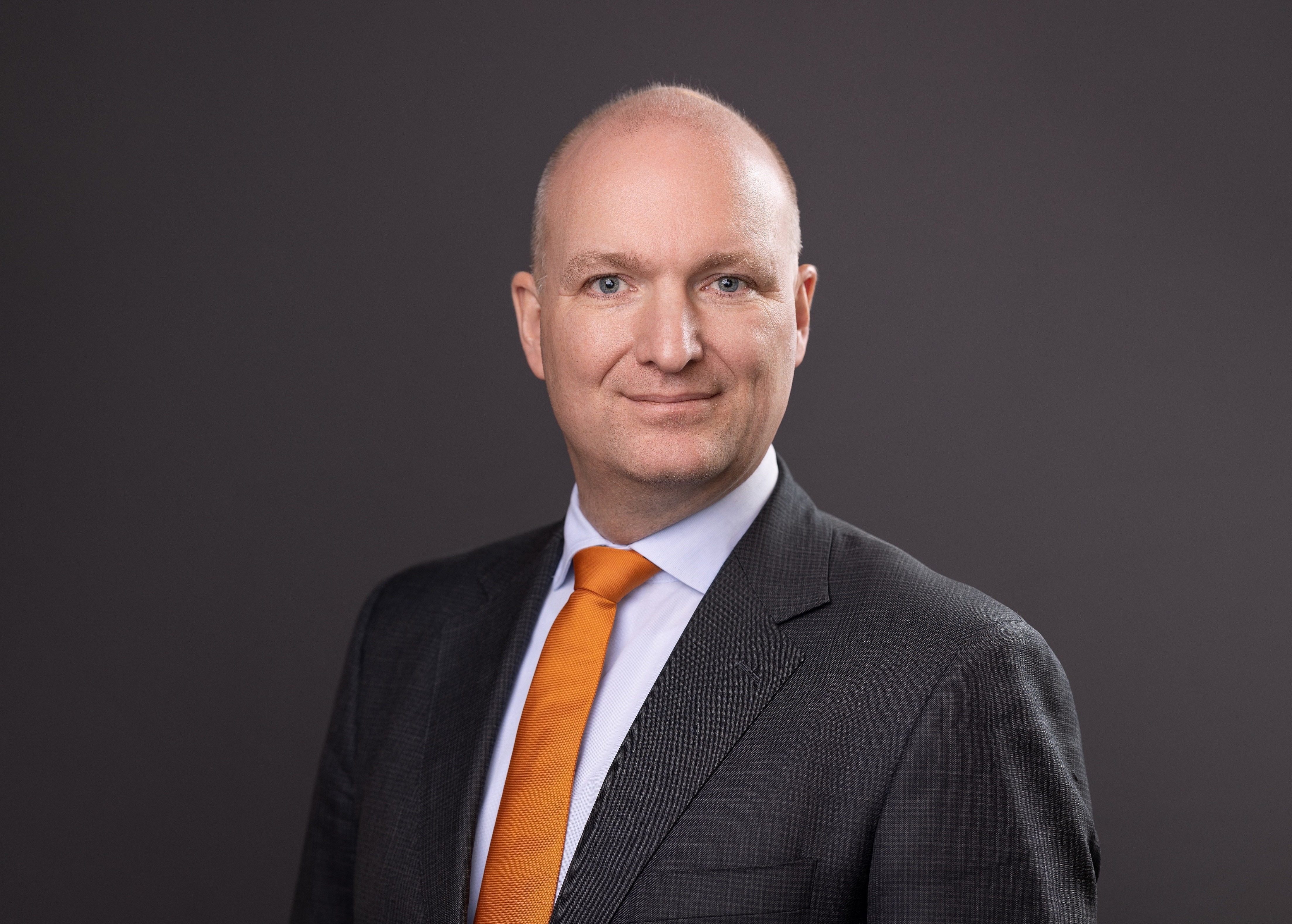 Cu peste două decenii de experienţă în servicii financiare, asigurări şi pensii, Gerke Witteveen a ocupat funcţii de conducere în grupurile Achmea şi NN, inclusiv cea de CFO al NN Asigurări de Viaţă. Este fost vicepreşedinte al Uniunii Naţionale a Societăţilor de Asigurare şi Reasigurare.