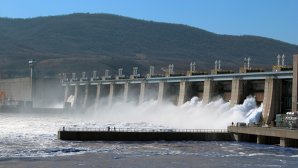 Hidroelectrica, cea mai mare companie de la Bursa de Valori, îşi taie cu 16,5% ţinta de profit net pentru 2026, la 3 mld. lei, după ce seceta a redus producţia proprie. În primul semestru, compania raportase un profit net de 2,6 mld. lei