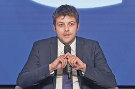 ZF Deschiderea de astăzi la Bursă. Remus Dănilă, Swiss Capital: Cu incertitudinile din piaţă, ar fi justificat ca nivelul de cash din portofoliu să fie mai ridicat. De multe ori, bursa se dovedeşte imprevizibilă. Indicele BET păstrează un avans de circa 37% în 2026, una dintre cele mai bune performanţe la nivel european, cu doar două companii din structura sa pe minus