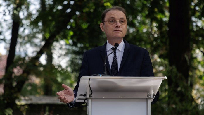 Piețele financiare respiră ușurate înaintea votului pentru Guvernul Niculescu: Bursa crește cu 2% pe volume duble, costul împrumuturilor statului pe 10 ani scade spre 7%, iar leul se apreciază ușor. Sentimentul este bun pentru că marii investitori ar avea, în sfârșit, cu cine să discute