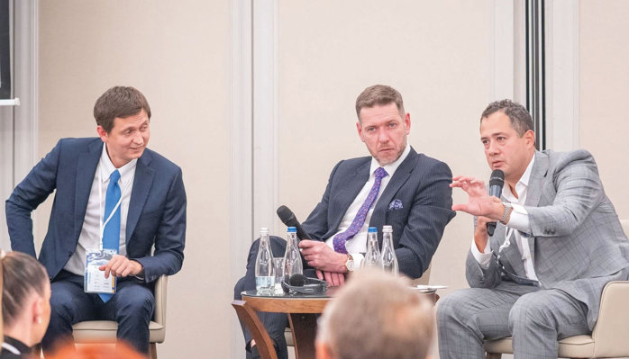 Reprezentanţii Franklin Templeton, Fidelity şi Amundi văd România pe drumul parcurs de Polonia şi Cehia: banii merg masiv în fondurile de acţiuni, iar piaţa, încă mică, are potenţial mare dacă se întăreşte clasa de mijloc