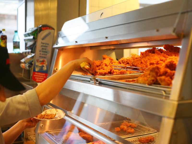 KFC şi Pizza Hut au nevoie de 450 de oameni anul acesta. Ce poziţii scot la concurs restaurantele?