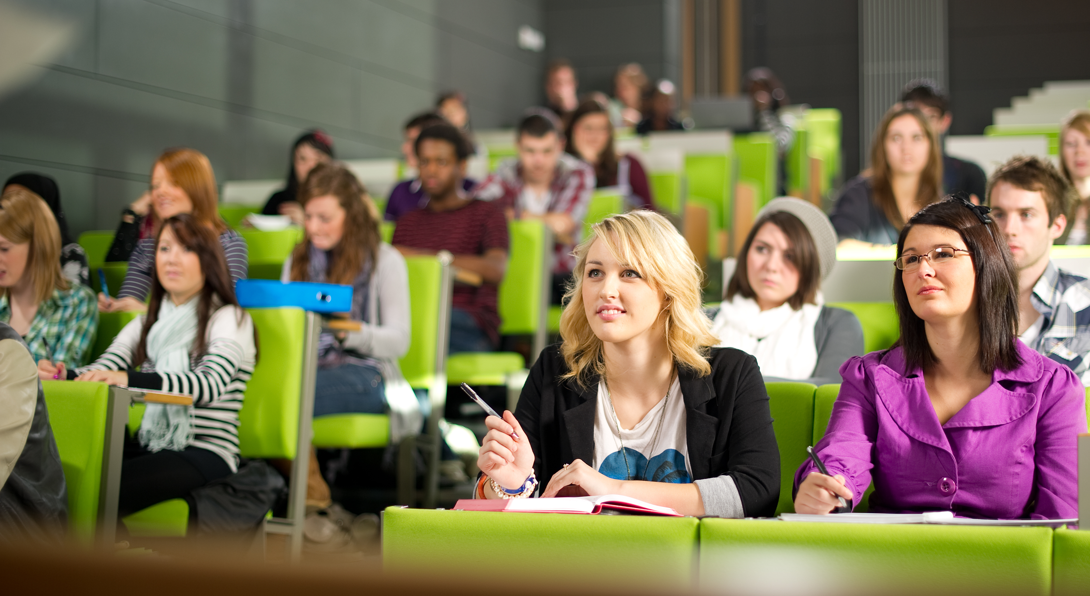 Peste 100.000 de elevi din România vor să îşi continue studiile peste hotare. Motivul? Sistem de învăţământ mai performant, mai multe oportunităţi de carieră şi salarii mai mari
