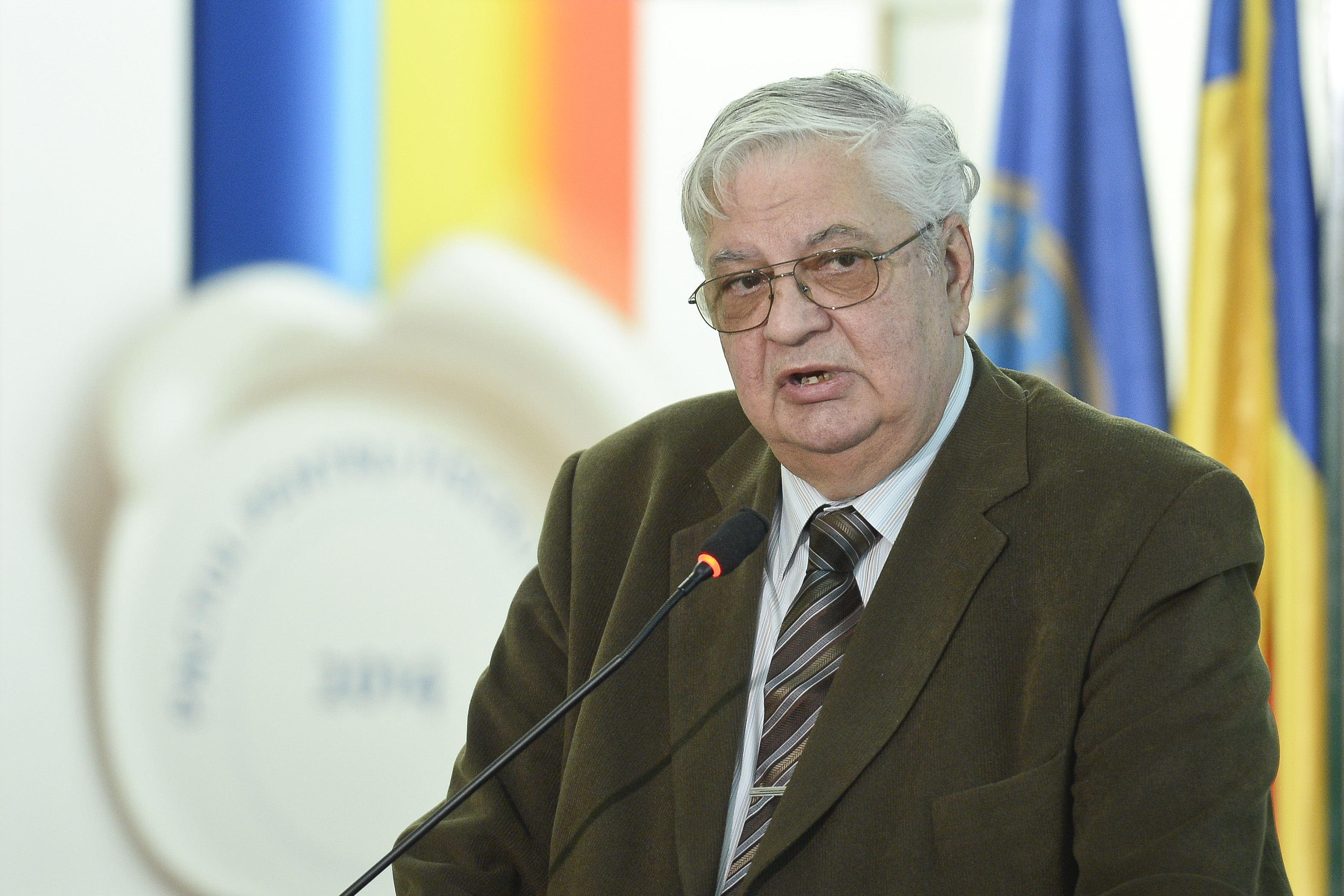 Prof.Mircea Coşea: Salariul minim trebuie să crească, dar majorările actuale nu ţin cont de productivitate