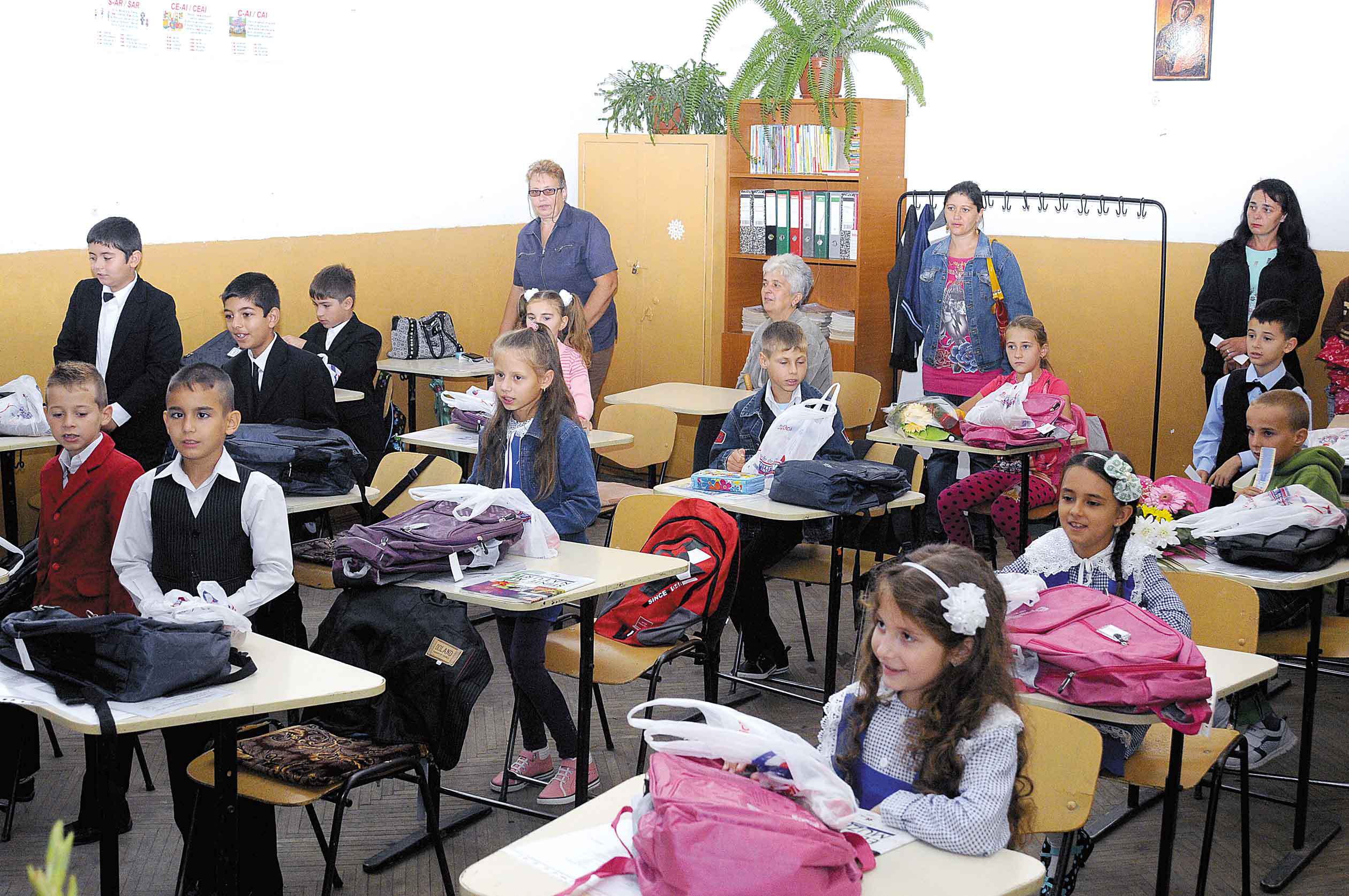 La nouă şcoli din Bucureşti, copiii au ajuns să meargă în trei schimburi la şcoală, iar în 80% din cazuri merg în două schimburi. Clasele au şi 34 de elevi