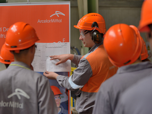 ArcelorMittal îşi selectează viitorii angajaţi din cadrul unei şcoli de vară