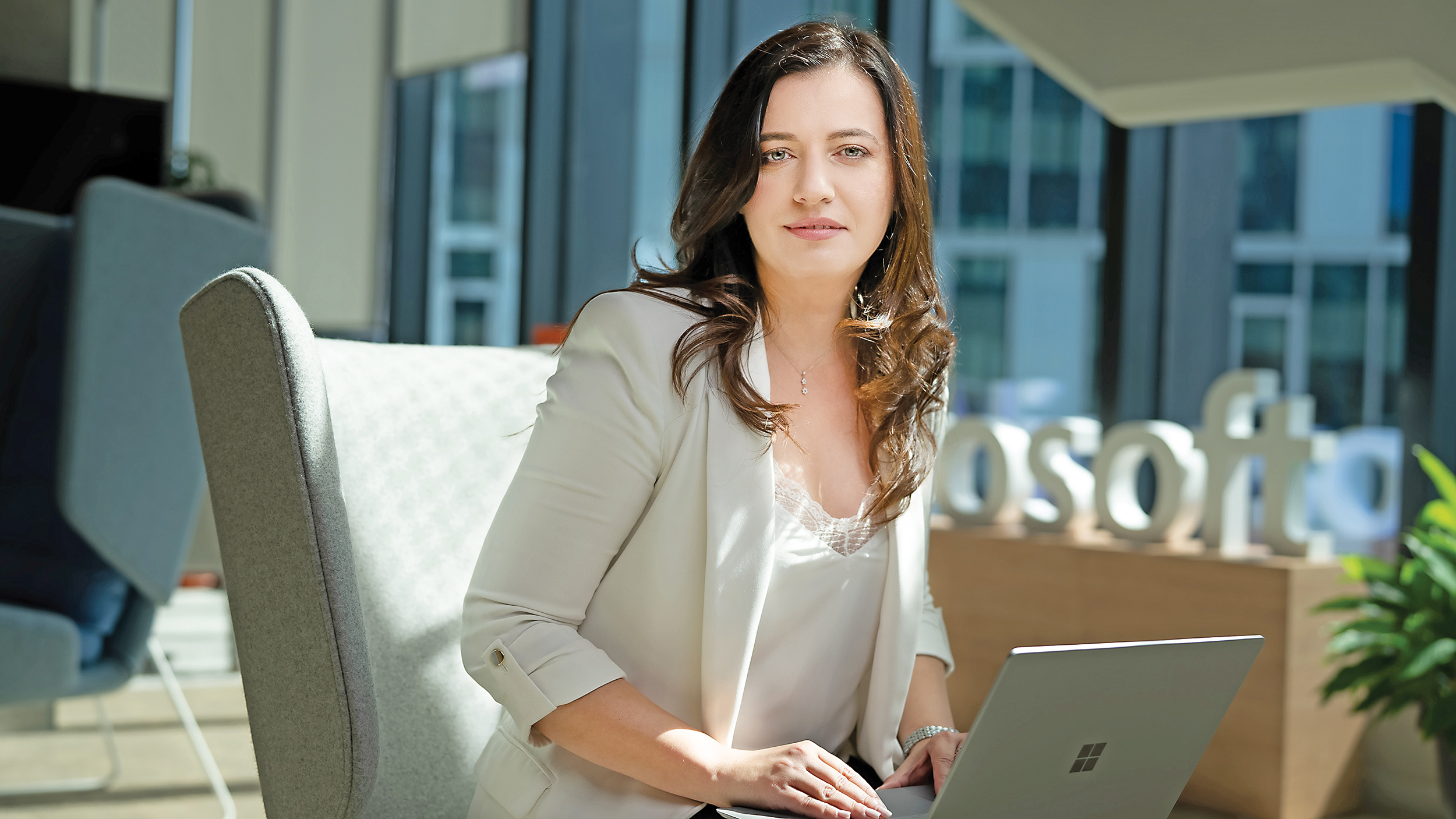 Business MAGAZIN. Cum încearcă Adina Vidroiu, HR Director Microsoft, să angajeze 700 de noi oameni. Care sunt beneficiile 