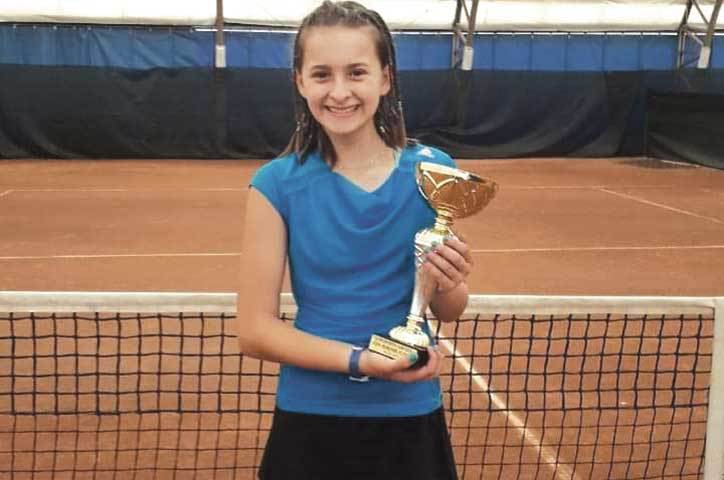#superstories. Business sportiv. Pariul ZF pe viitorii campioni. Evelyn  Neacşu, tenismenă, 15 ani: Este complicat uneori să-ţi împarţi timpul pentru a fi şi o elevă foarte bună, şi o jucătoare foarte bună