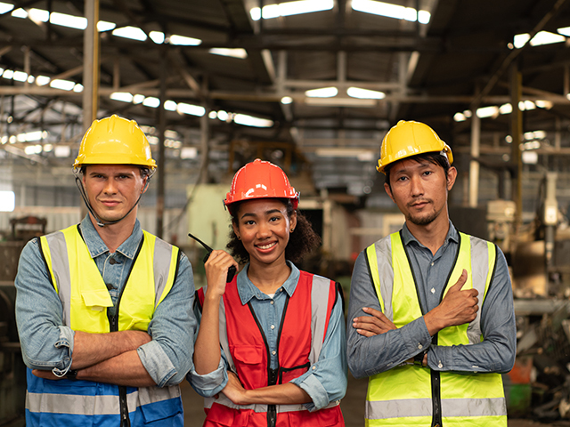 Top 20 de industrii cu cei mai mulţi muncitori asiatici: Mai mult de 30% dintre muncitorii asiatici din România lucrează în construcţii, HoReCa şi comerţ