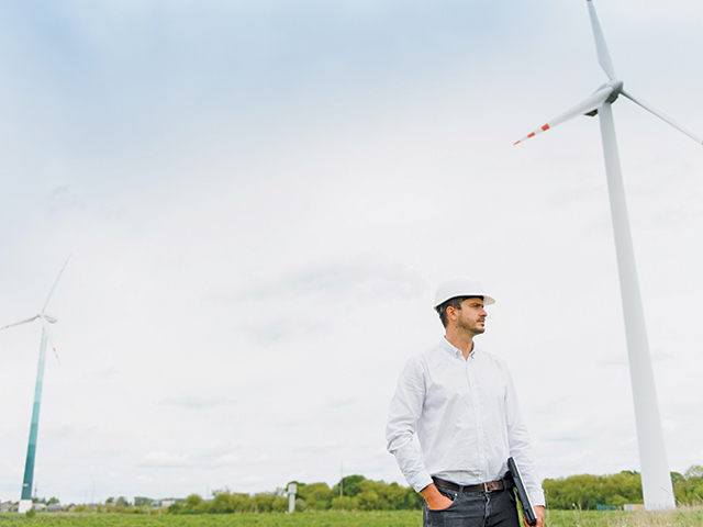 Un salariu pe zi. Un tehnician în turbine eoliene câştigă între 1.000 şi 1.500 de euro net pe lună