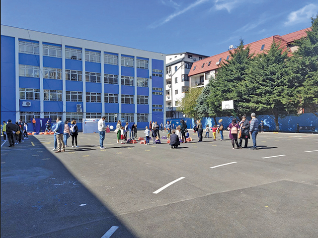 Campanie ZF „Şcoala într-un singur schimb în Bucureşti“. Şcoala Gimnazială nr. 280 face educaţie în trei schimburi de trei decenii: „Nu avem niciun semn din partea primăriei. Noi am trimis multe notificări, dar concret nu s-a făcut nimic până acum“