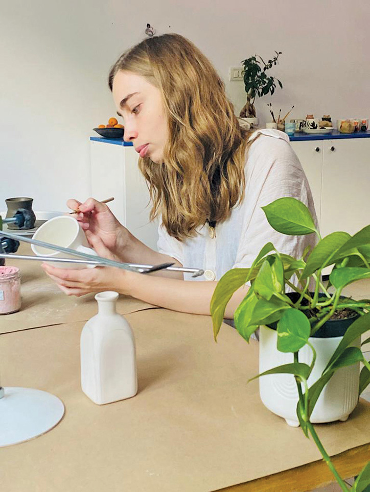 Afaceri de la Zero. Xantya Turcu, absolventă de Arte, şi-a deschis un atelier în care modelează ceramica sub emblema Pottery Paw. „Am investit cel puţin 5.000 de euro până acum şi simt că ar mai trebui încă pe atât“
