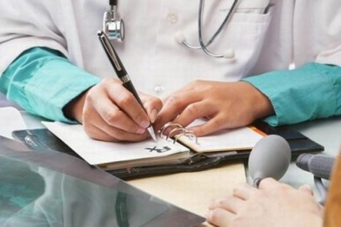 Anularea de la plată a primei zile de concediu medical începe să se rostogolească precum un bulgăre de zăpadă: pensiile ar fi afectate indirect, iar legea va ajunge la Curtea Constituţională. Neplata primei zile de concediu medical a atras tot mai multe n