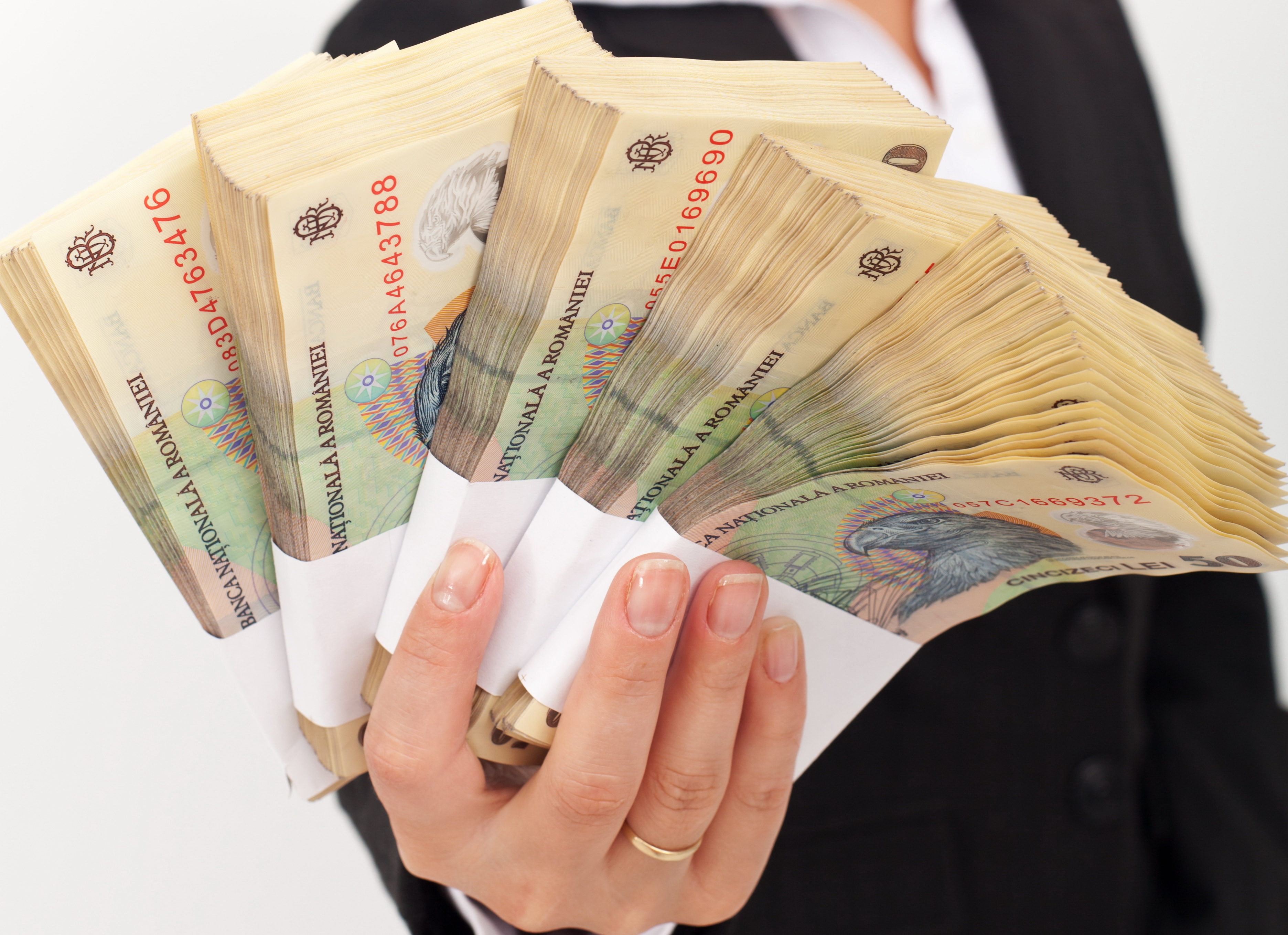 Salariul mediu net a scăzut în august la 5.688 lei, cu 2,3% sub iulie. Faţă de august 2025, câştigul a avut un avans de 5,6%, sub rata anuală a inflaţiei. Câştigul real s-a redus cu 0,5% an la an
