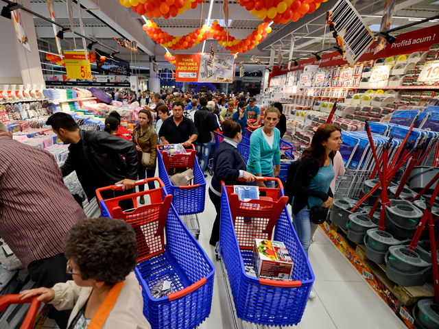 Cele 31 de hipermarketuri din Bucureşti aşteaptă vânzări de 1 mld. lei în decembrie