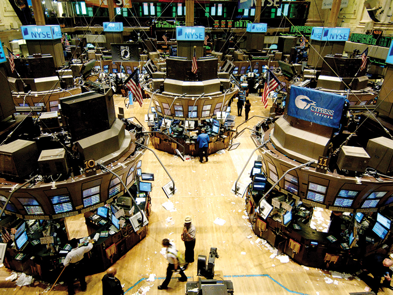 Bursa americană scade în timp ce piaţa de la Bucureşti face eforturi să reziste