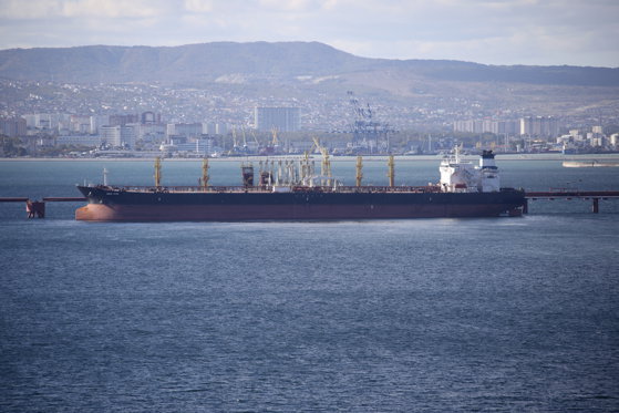Încă o navă atacată în Marea Neagră: un portcontainer care trebuia să ajungă la Constanţa, lovit de trei drone maritime în largul Bulgariei. Cei 18 membri ai echipajului au reuşit să părăsească nava