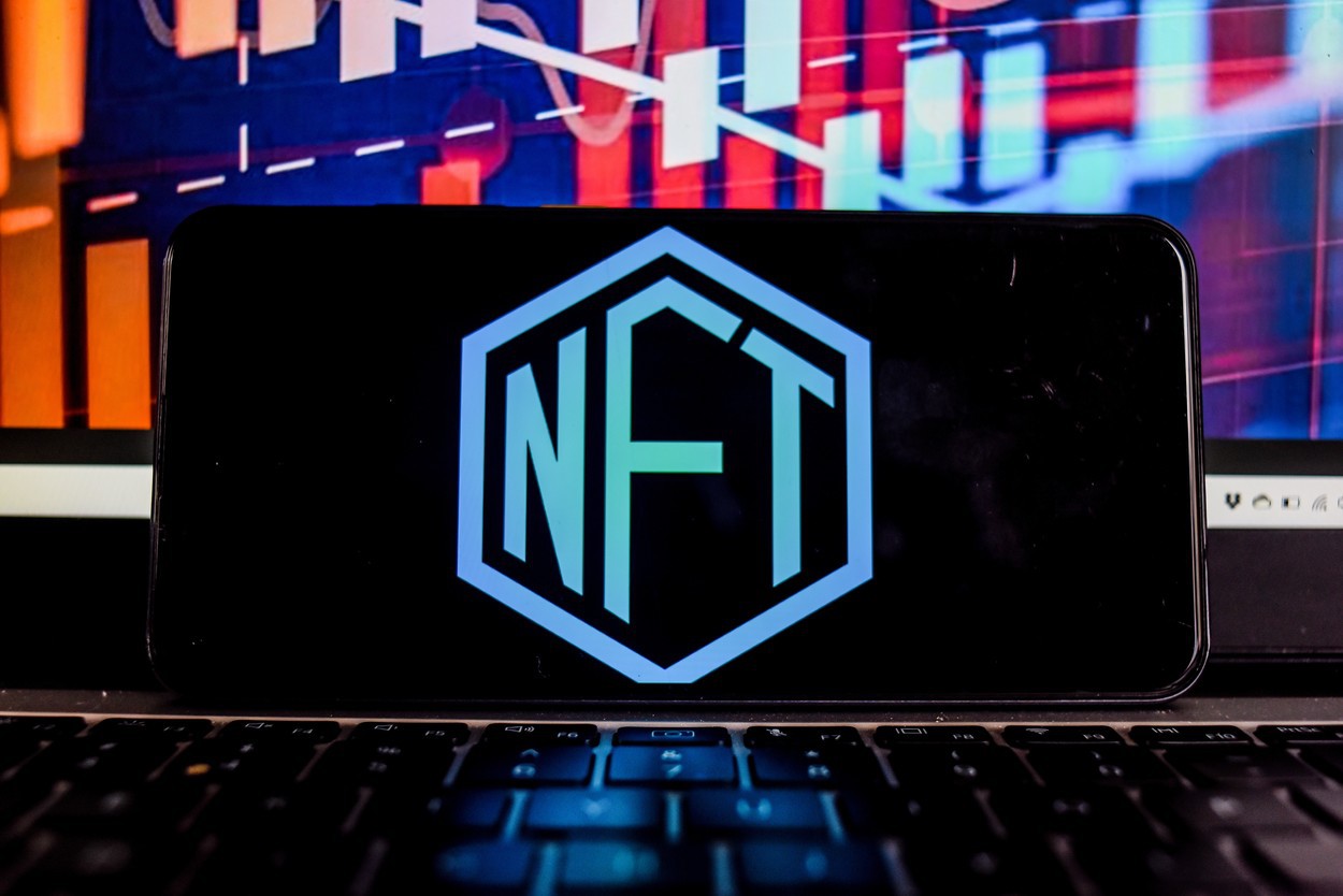 Un hacker a furat aproximativ 3 milioane de dolari în NFT după ce a spart conturile de Instagram şi Discord ale Bored Ape Yacht Club