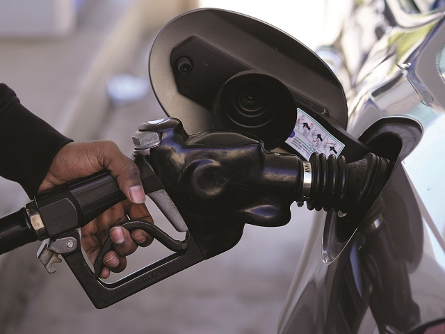 Statele Unite încep să resimtă şocul creşterilor la carburanţi: Preţul mediu pentru un galon de benzină ajunge la un nivelul record de aproape 5 dolari