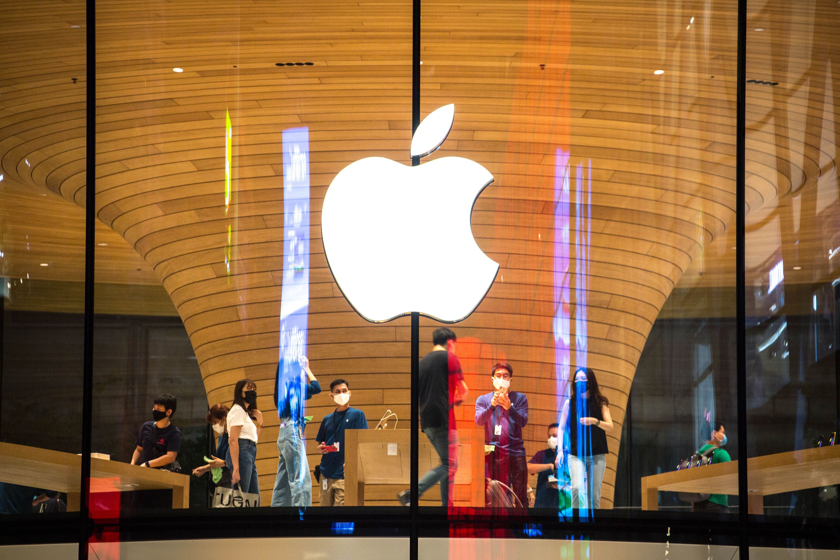Apple rămâne cel mai puternic nume din industria tech în 2022: Cea mai valoroasă companie din lume îşi răsplăteşte investitorii cu un cadou de 454 de miliarde de dolari. Analiştii anunţă că, în pofida recesiunii globale care se întrevede la orizont, profiturile Apple vor creşte în 2023 cu 2%