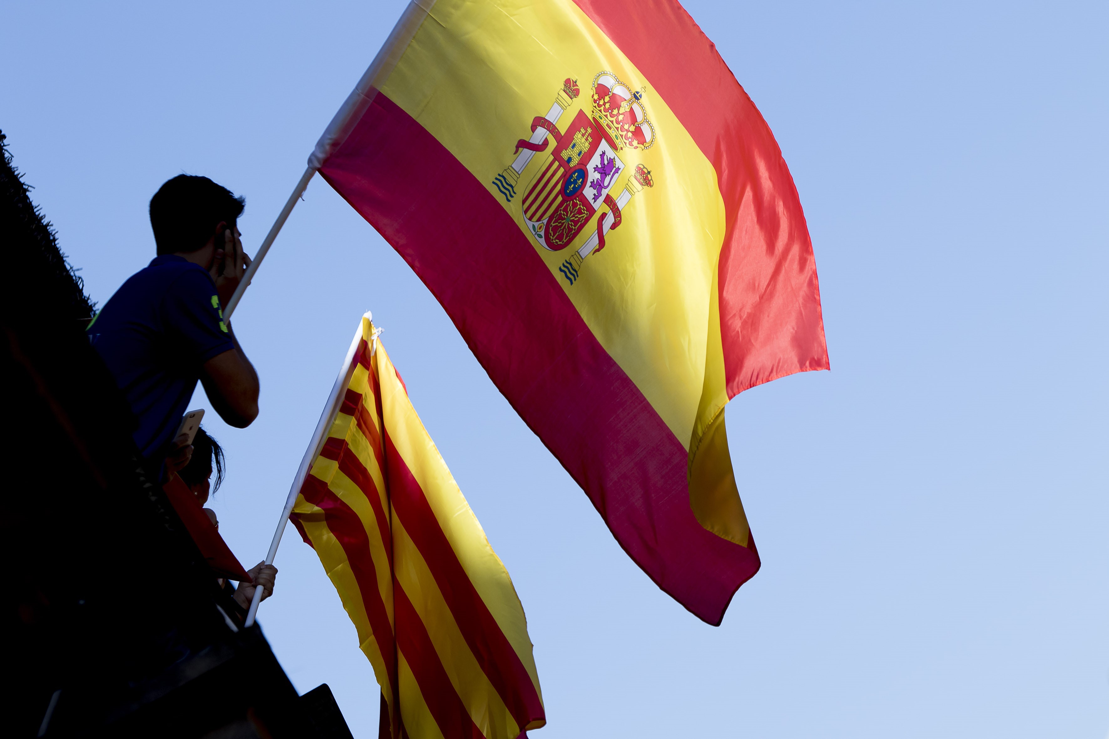 Senatul spaniol a aprobat taxarea excepţională a unităţilor bancare şi a marilor companii energetice. Decizia urmăreşte strângerea unui total de 7 miliarde de euro până în 2024