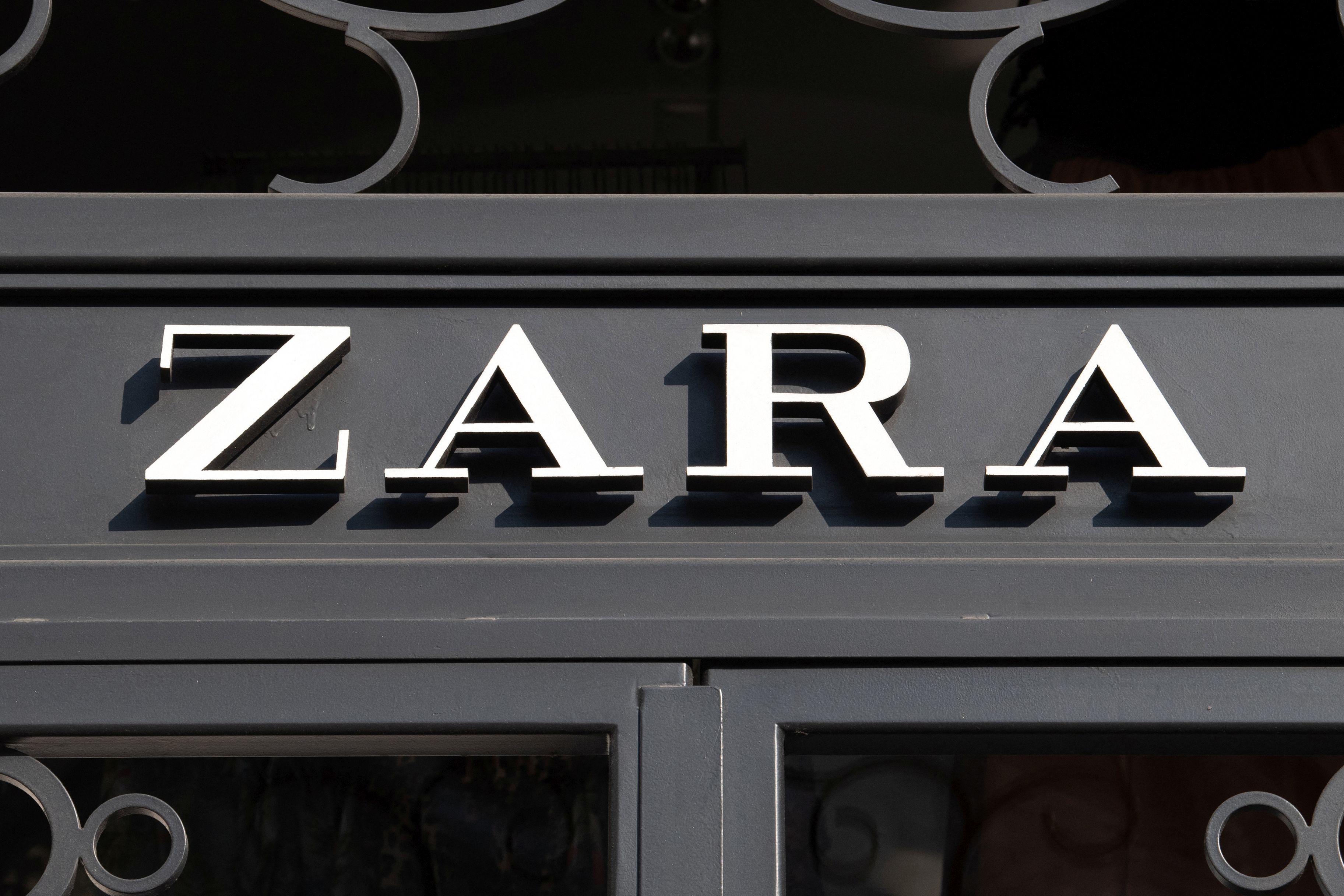 Lovitură de teatru: Zara anunţă că va taxa pe cei care cumpără online şi returnează produsele