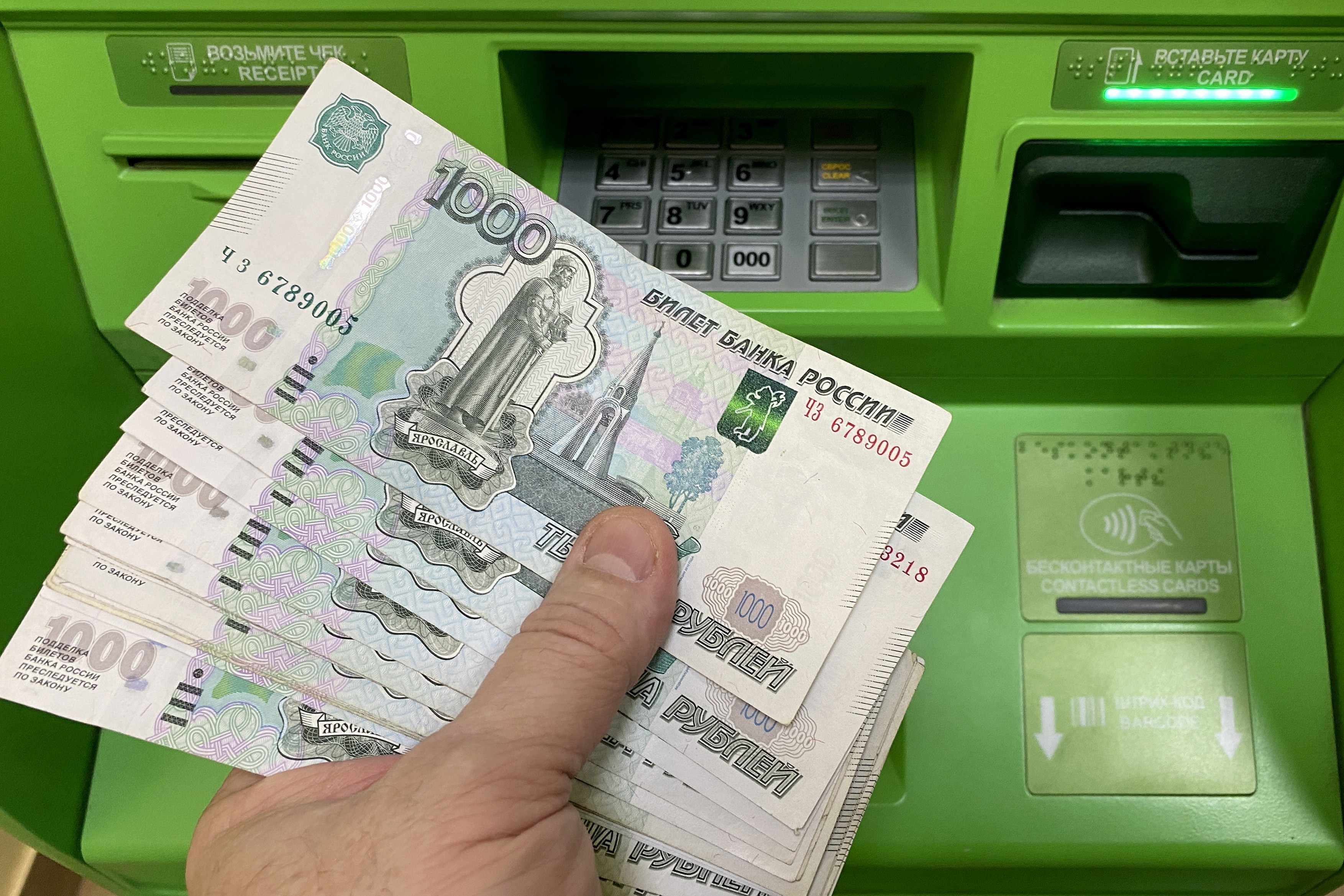 Rubla rusească înregistrează noi pierderi, coborând la minimul ultimelor 10 săptămâni faţă de dolar