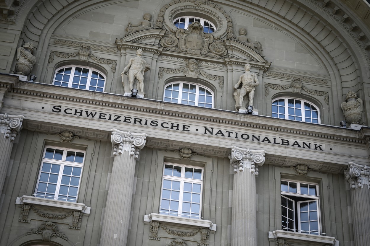 Banca Naţională a Elveţiei surprinde printr-o reducere a dobânzii cu 25 de puncte de bază, prima bancă centrală din lume care demarează campania de reducere a ratelor dobânzilor, înaintea Rezervei Federale şi a BCE