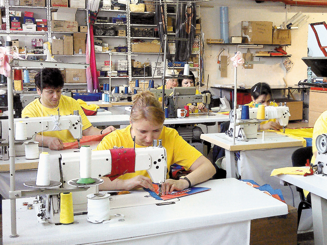 Douăzeci de oameni lucrează într-o fabrică ce trimite steaguri în Franţa sau Germania