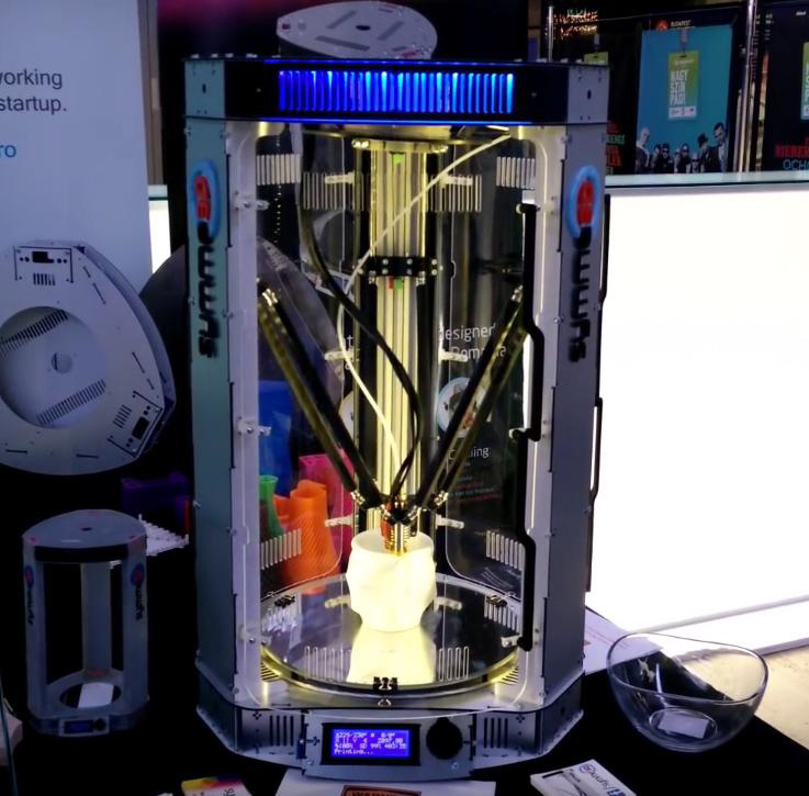 Şase tineri din Timişoara au peste 400 de comenzi pentru o imprimantă 3D