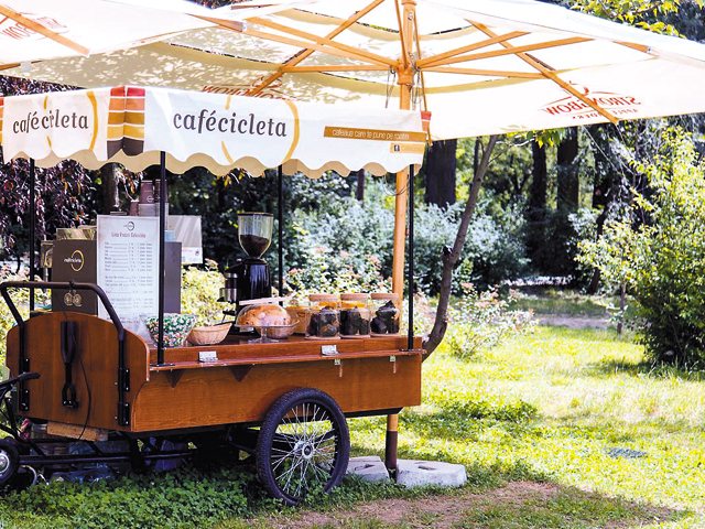Un start-up pe zi: Doi contabili au mizat 5.000 de euro pe o tricicletă care vinde cafea pe străzile din Capitală