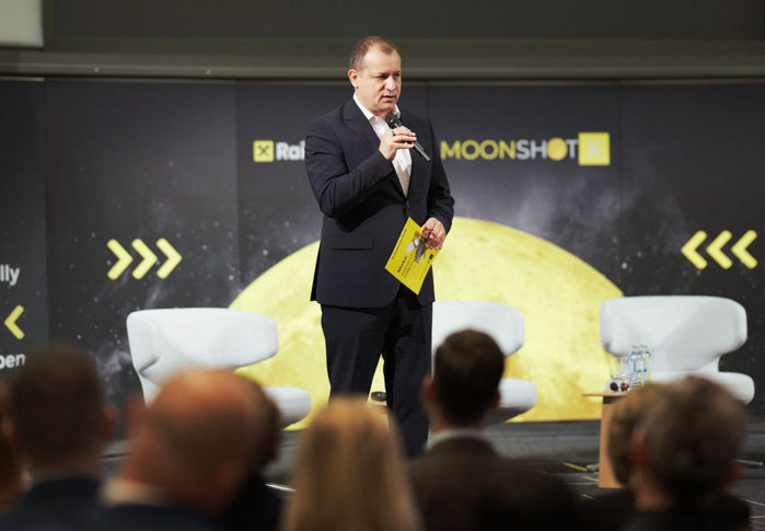 MoonShot. Ca să intri pe piaţa din Austria, dar nu numai, poţi să ai cele mai bune produse şi servicii, dar dacă nu ai cine să-ţi deschidă uşile, dacă nu ai parteneri locali, este foarte greu să pătrunzi sau să ai succes