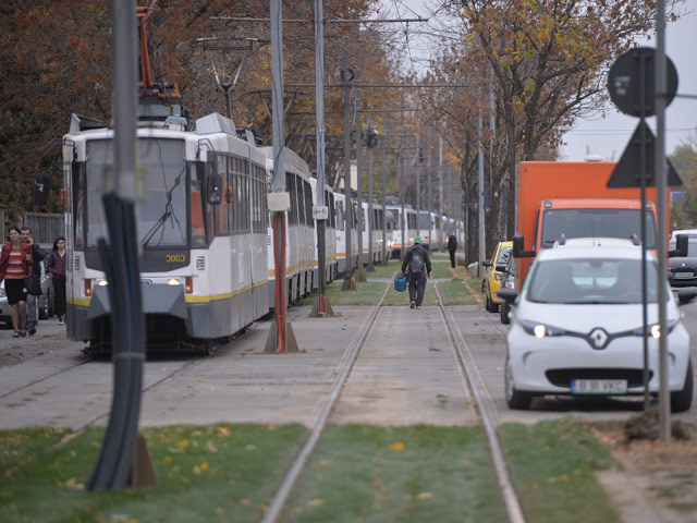 Transportul public în Bucureşti, studiu de caz: Capitala are mai puţine tramvaie şi autobuze decât în 1990, dar este lider european la blocaje în trafic. Care sunt soluţiile?
