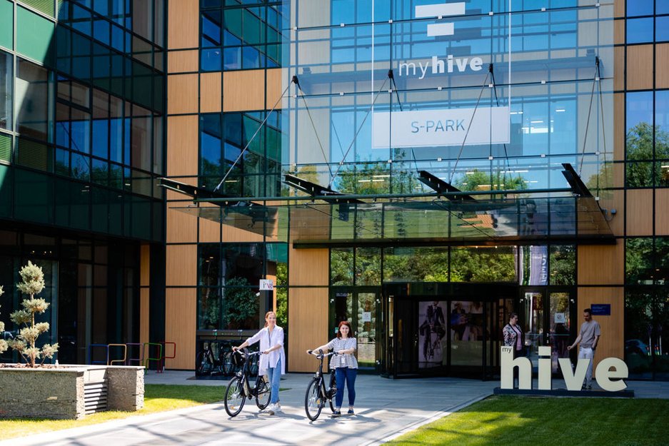 Colaborare pentru mobilitate: austriecii de la Immofinanz au instalat staţii de biciclete în faţa a trei clădiri de birouri myhive, parte a unui parteneriat cu I’Velo