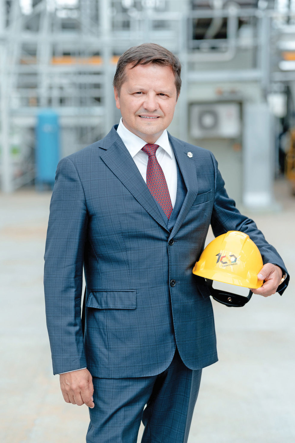 ZF 25 de ani. Ştefan Vuza, cel mai puternic antreprenor din industria românească şi acţionarul majoritar al combinatului chimic Chimcomplex: Acum 25 de ani eram la începutul carierei în industrie şi de la o fabrică preluată am construit cel mai puternic grup industrial românesc cu 27 de fabrici şi combinate şi o valoare de 2,2 miliarde de euro