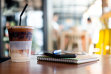 Cafea cu gheaţă la interviu: o simplă băutură sau o gafă profesională. De unde a pornit această dezbatere?